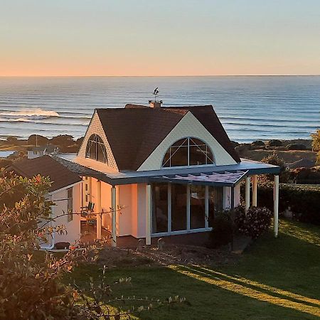 The Quarters Ocean-View Chalet Гизбърн Екстериор снимка