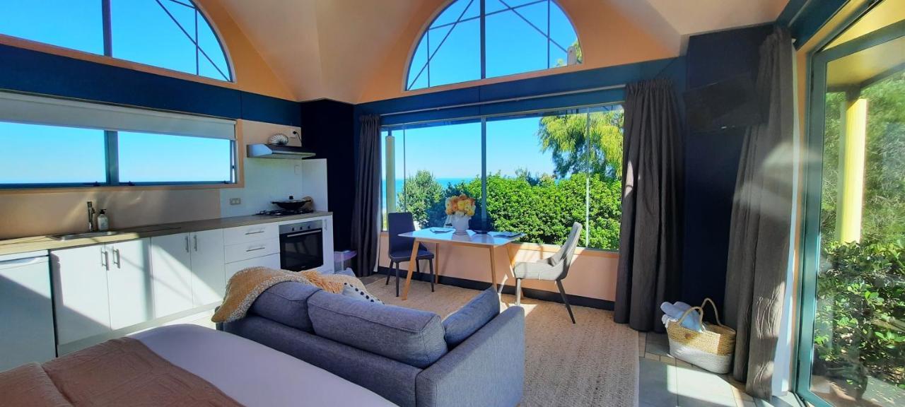 The Quarters Ocean-View Chalet Гизбърн Екстериор снимка