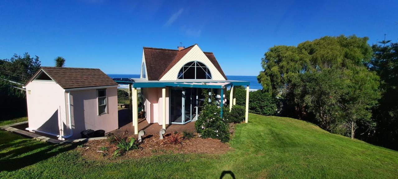 The Quarters Ocean-View Chalet Гизбърн Екстериор снимка