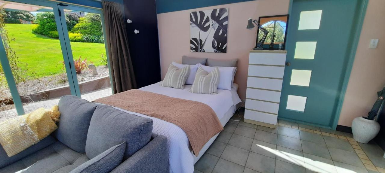 The Quarters Ocean-View Chalet Гизбърн Екстериор снимка