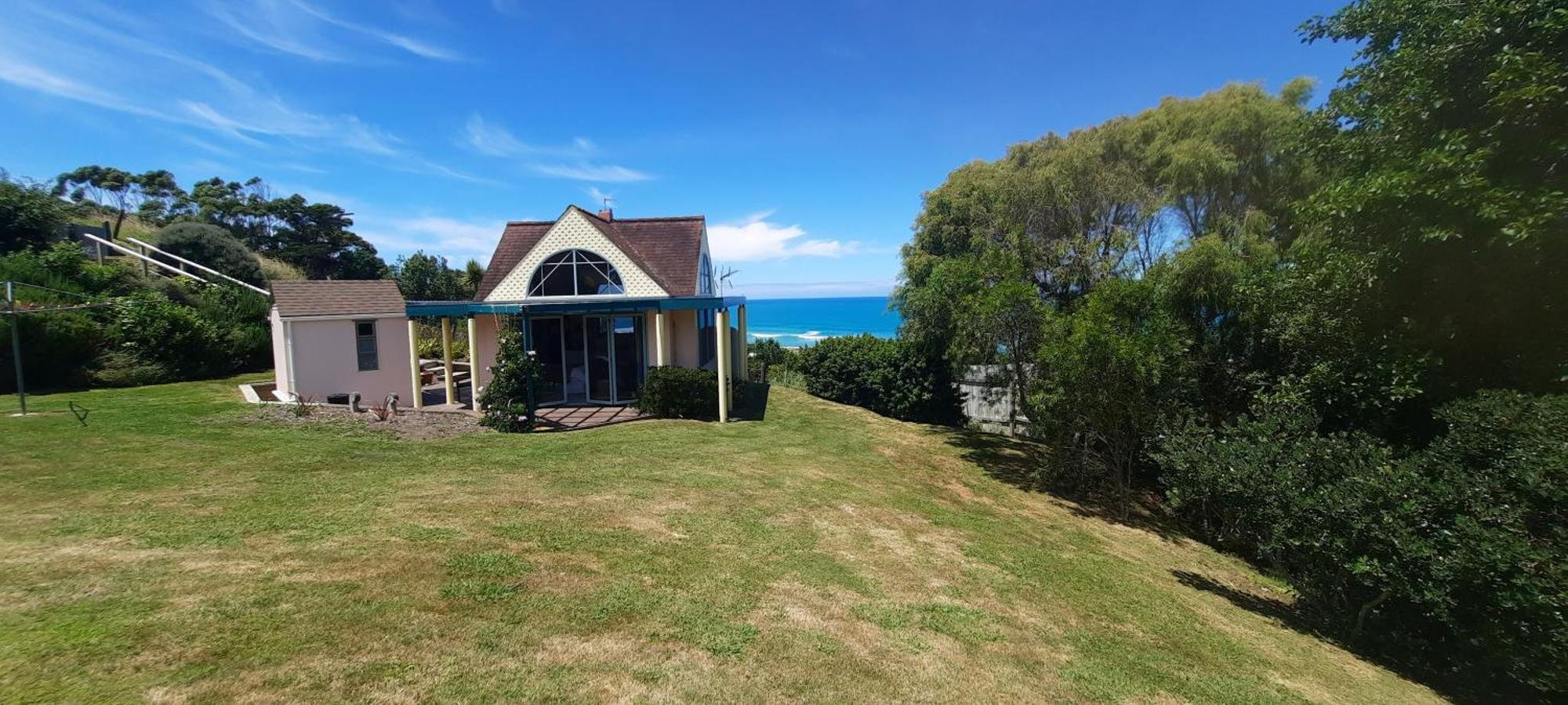 The Quarters Ocean-View Chalet Гизбърн Екстериор снимка